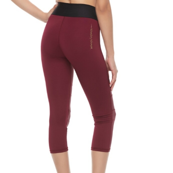 Her Universe Wonder Woman Capris NWOT - Picture 2 of 10